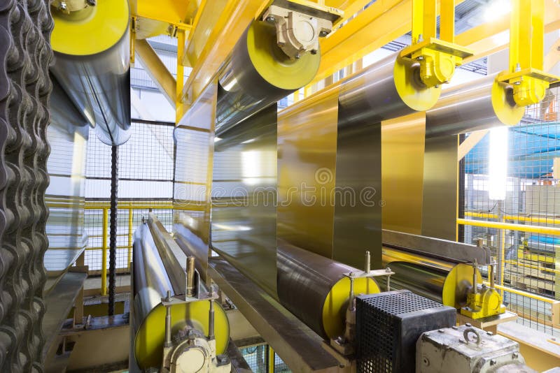 Rolls d'aluminium se prolongent sur les machines spéciales photographie stock Rolls d'aluminium se prolongent sur les machines spéciales photographie stock