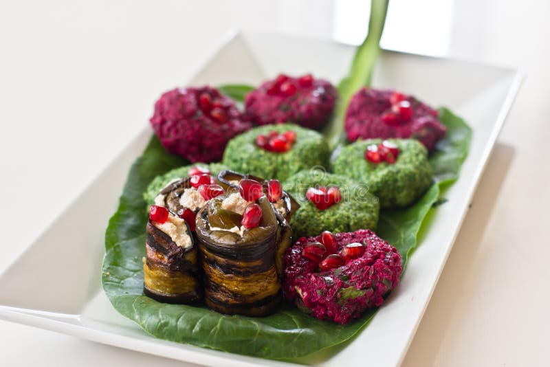 Rolls d'aubergine avec un remplissage des noix, casse-croûte géorgien image stock Rolls d'aubergine avec un remplissage des noix, casse-croûte géorgien image stock