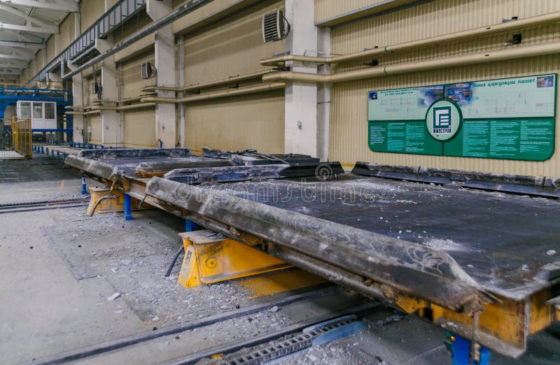 Rolls der Aluminiummetallbeschlägestahlarmatur Schwerindustrieproduktion Metallrollenanlage lizenzfreie stockfotografie Rolls der Aluminiummetallbeschlägestahlarmatur Schwerindustrieproduktion Metallrollenanlage lizenzfreie stockfotografie