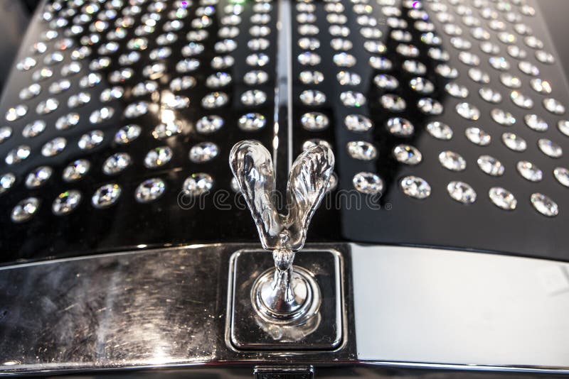 zonlicht Chemicaliën dier 1985 Rolls Royce Decorated with Swarovski Crystals Editorial Stock Photo -  Image of classic, brand: 84676838