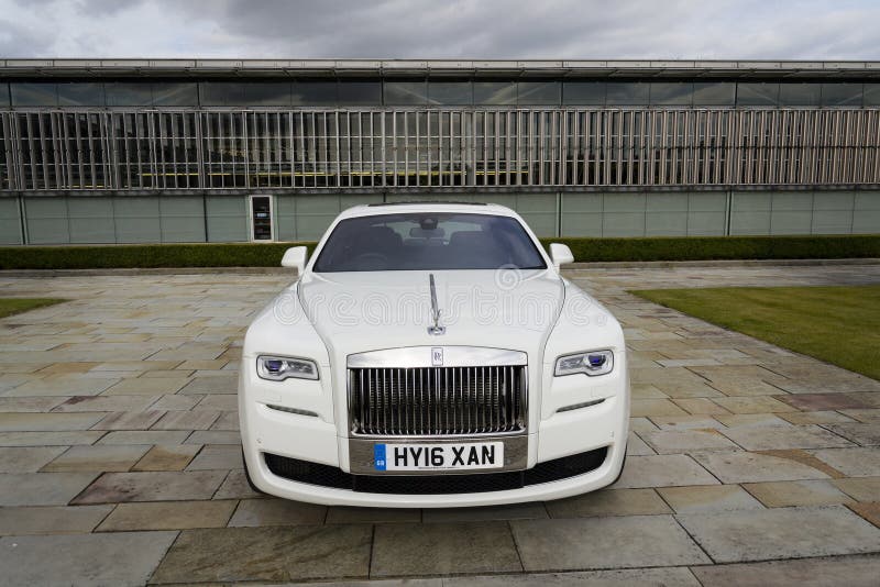 Rolls-Royce Ghost in front of the Goodwood plant on August 11, 2016 in Westhampnett, United Kingdom. WESTHAMPNETT, UNITED KINGDOM - AUGUST 11: Rolls-Royce Ghost stock images Rolls-Royce Ghost in front of the Goodwood plant on August 11, 2016 in Westhampnett, United Kingdom. WESTHAMPNETT, UNITED KINGDOM - AUGUST 11: Rolls-Royce Ghost stock images