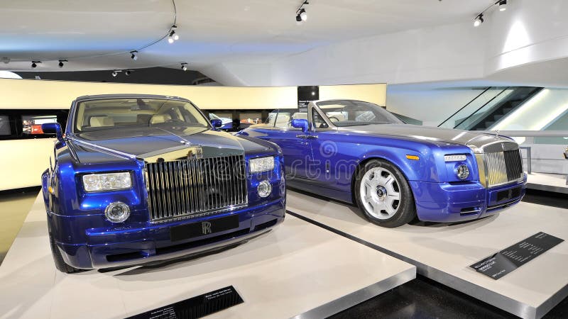 Rolls Royce Phantom e cupê de Drophead na exposição no museu de BMW fotos de stock Rolls Royce Phantom e cupê de Drophead na exposição no museu de BMW fotos de stock