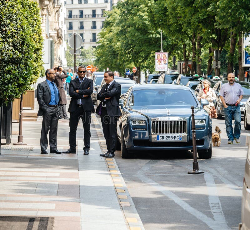 Rolls Royce s'est garée près de l'hôtel de George V