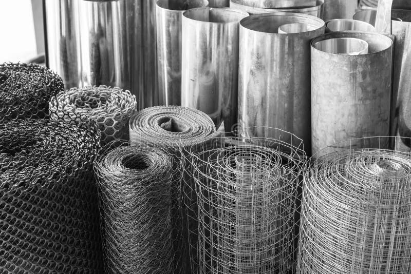 Rolls von galvanisierten Blechtafeln, von Stahlmaschendrahtmaschendraht und von p lizenzfreies stockfoto Rolls von galvanisierten Blechtafeln, von Stahlmaschendrahtmaschendraht und von p lizenzfreies stockfoto
