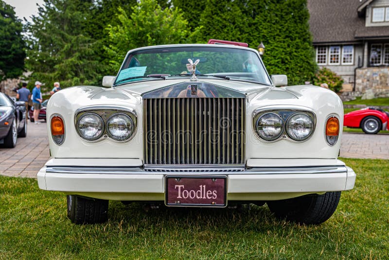 1989 rollsroyce corniche ii convertibile. Altopiani nc 10 giugno 2022 : vista frontale in bassa prospettiva di una Rollsroyce corniche ii convertibile nel 1989 in un'esposizione automobilistica locale