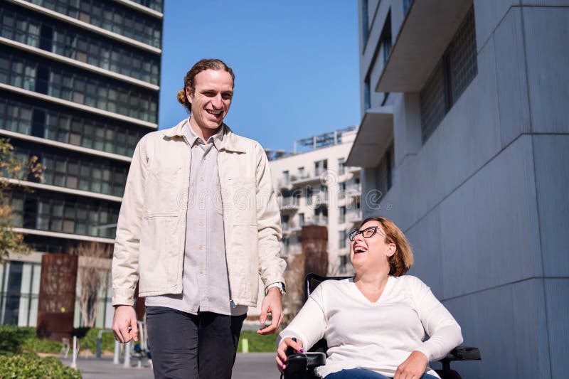 Rollstuhlfahrer lachen glücklich stockfoto