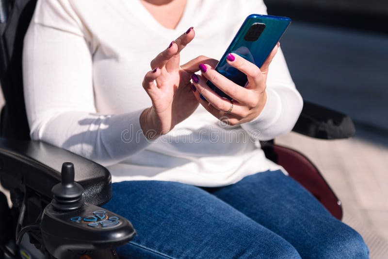 Rollstuhlfahrerin mit Mobiltelefon lizenzfreie stockfotos