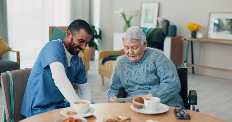 Rollstuhlfahrerin oder Betreuerin lacht im Ruhestand und redet für die Bindung im Pflegeheim. Kaffeestütze