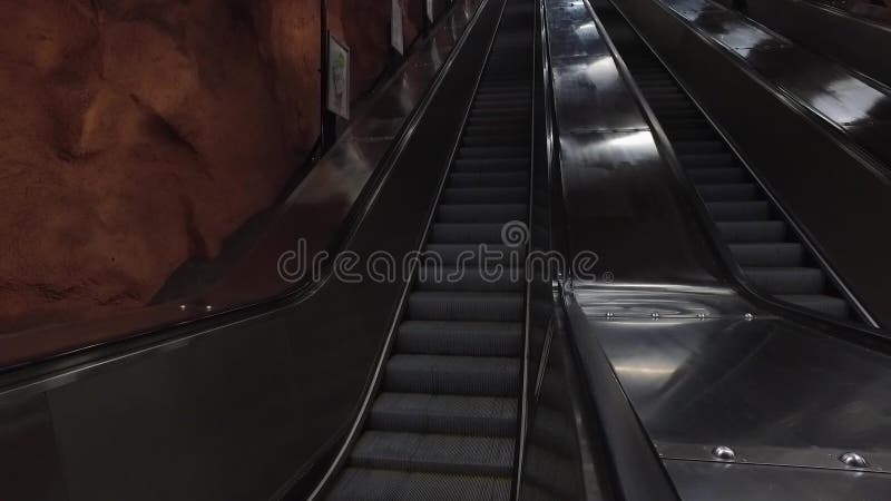 Rolltreppe an der Metro-Station in der Bewegung