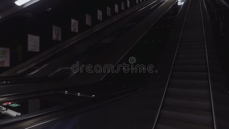 Rolltreppe an der Metro-Station in der Bewegung