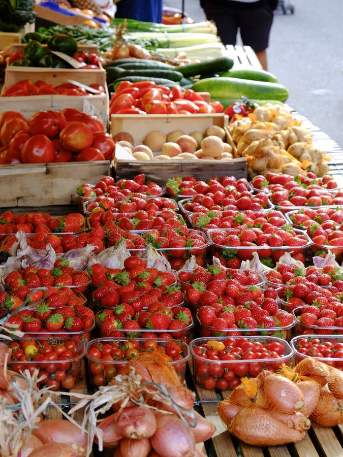 Rolnicy Wprowadzać na rynek - Czerwonego produkt spożywczy. Mieszane krajowe żywność wystawiać na wprowadzać na rynek kram w Dordogne, Francja