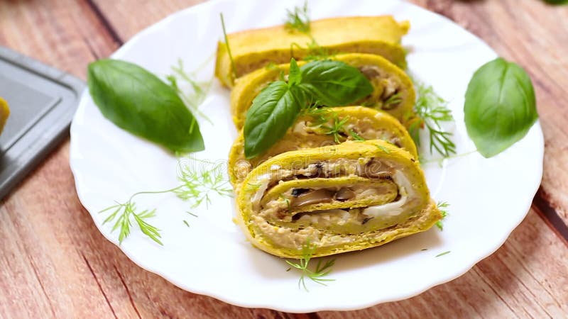 Rolo de aboborinha com cogumelos e queijo cozidos filme