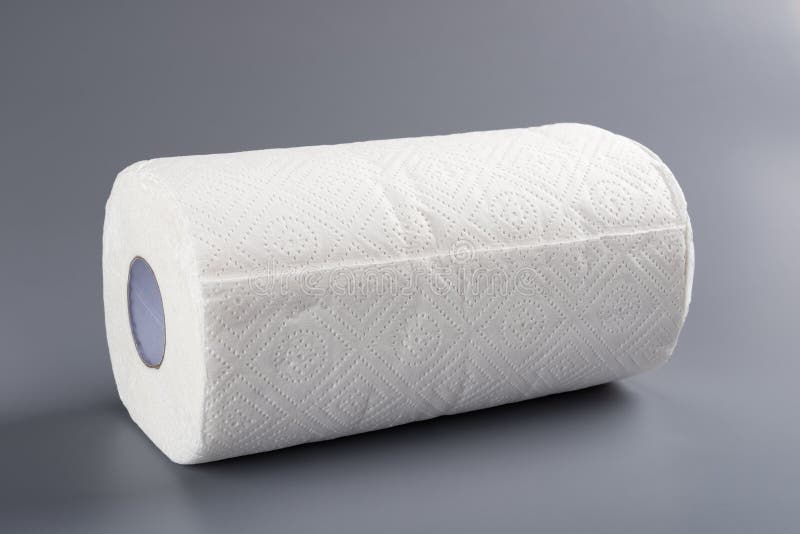 Rolo de papel brandnew para a cozinha no fundo cinzento fotografia de stock Rolo de papel brandnew para a cozinha no fundo cinzento fotografia de stock