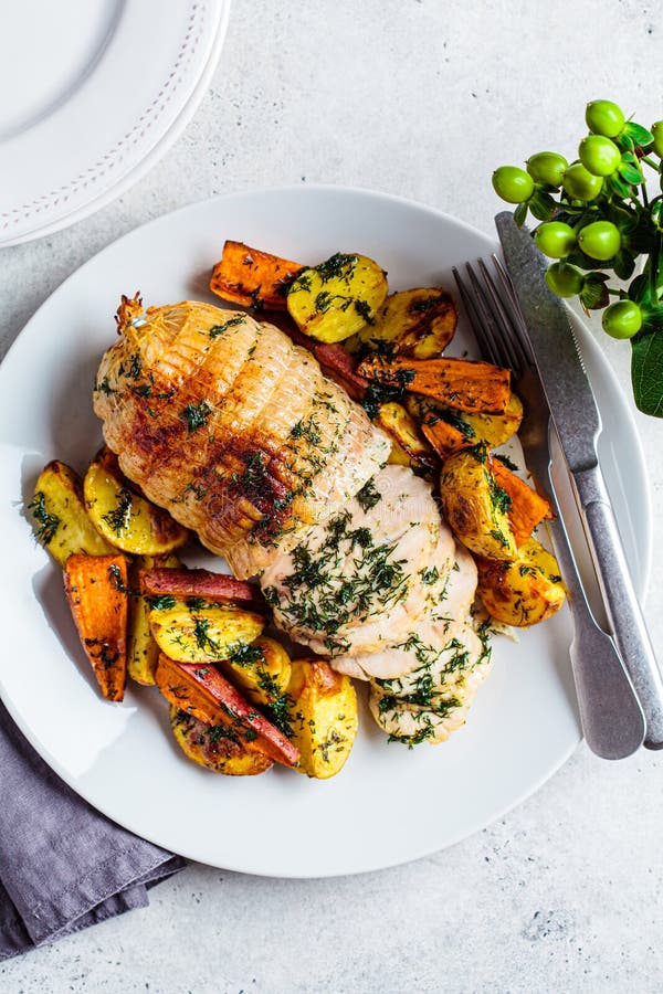 Rolo De Peito De Frango Recheado Servido Com Batata E Batata Doce Na Mesa  Festiva Foto de Stock - Imagem de flor, torrado: 236808056