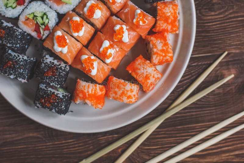 Rolo de sushi do arco-?ris com salm?es, enguia, atum, abacate, camar?o real, queijo creme imagens de stock Rolo de sushi do arco-?ris com salm?es, enguia, atum, abacate, camar?o real, queijo creme imagens de stock