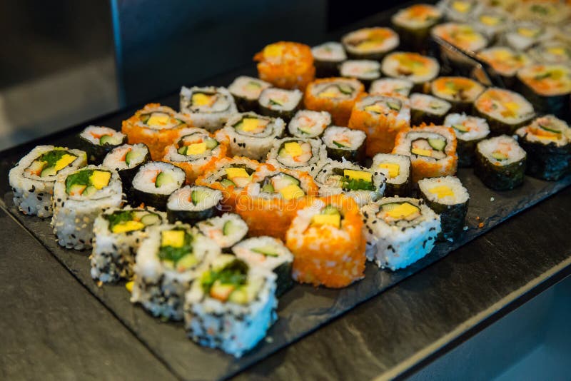 Rolo de sushi do bufete da variedade, alimento de Japão fotos de stock royalty free Rolo de sushi do bufete da variedade, alimento de Japão fotos de stock royalty free
