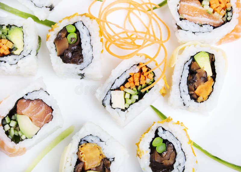 Rolo de sushi dos salmões na variedade no fundo branco foto de stock Rolo de sushi dos salmões na variedade no fundo branco foto de stock
