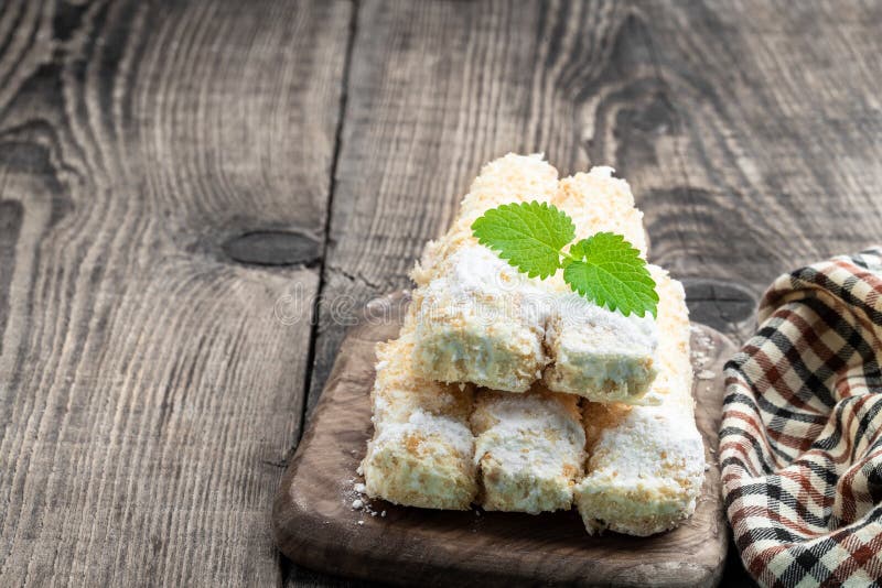 Rolos açucarados com nata em mesa de madeira fotografia de stock royalty free