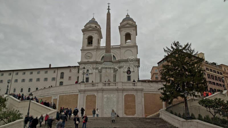 Rom - 20. Februar: Touristen besuchen Piazza di Spagna in Rom, Italien Eine ber?hmte Anziehungskraft von spanischen Schritten in