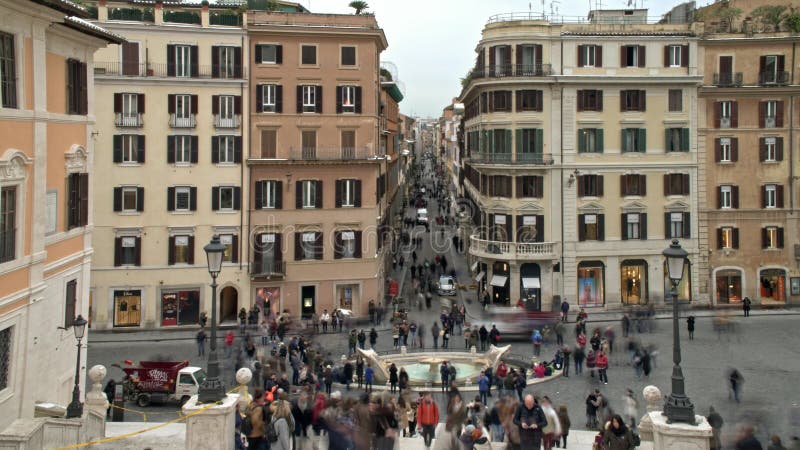 Rom - 20. Februar: Touristen besuchen Piazza di Spagna in Rom, Italien Eine ber?hmte Anziehungskraft von spanischen Schritten in