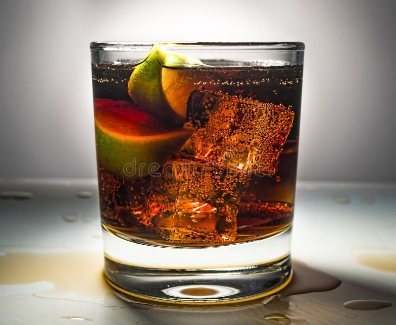 Rom havana klubba, coctail, librerom, coca - cola, bacardi, havana, havana, recept, limefrukt, romcola, drink, logo, mojito, club arkivbild Rom havana klubba, coctail, librerom, coca - cola, bacardi, havana, havana, recept, limefrukt, romcola, drink, logo, mojito, club arkivbild