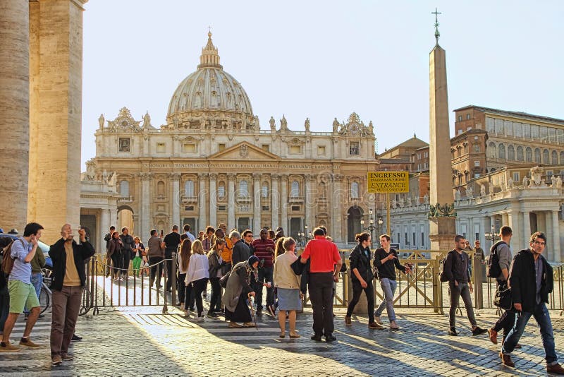 Rom, Italien - 10. April 2016: St- Peter` s Quadrat Vatikan, Rom, Italien, Renaissancearchitektur Ein des popualr touristisch stockfoto Rom, Italien - 10. April 2016: St- Peter` s Quadrat Vatikan, Rom, Italien, Renaissancearchitektur Ein des popualr touristisch stockfoto