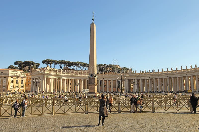 Rom, Italien - 10. April 2016: St- Peter` s Quadrat Vatikan, Rom, Italien, Renaissancearchitektur Ein des popualr touristisch lizenzfreies stockbild Rom, Italien - 10. April 2016: St- Peter` s Quadrat Vatikan, Rom, Italien, Renaissancearchitektur Ein des popualr touristisch lizenzfreies stockbild