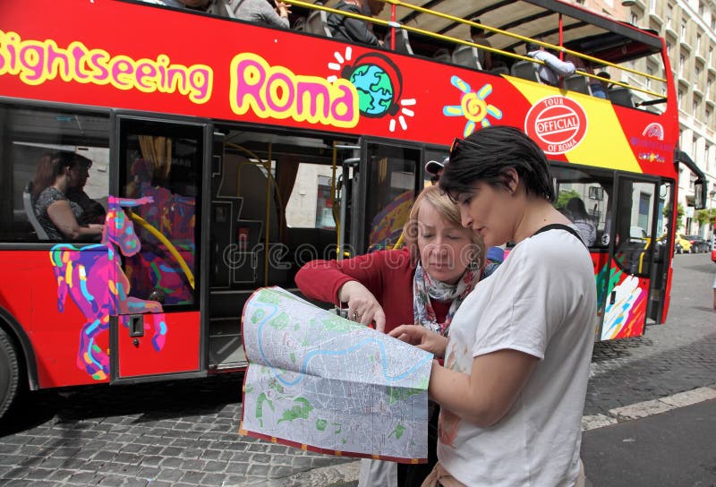 Rom, Italien - 7. April 2017: Zwei Touristen, die Karte von Rom schauen stockfotografie Rom, Italien - 7. April 2017: Zwei Touristen, die Karte von Rom schauen stockfotografie
