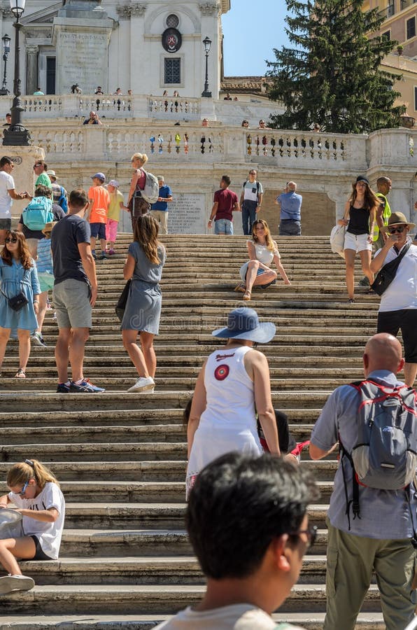 ROM, ITALIEN - AUGUST 2018: Touristen auf der Piazza von Spanien in Rom Italien stockfotos ROM, ITALIEN - AUGUST 2018: Touristen auf der Piazza von Spanien in Rom Italien stockfotos