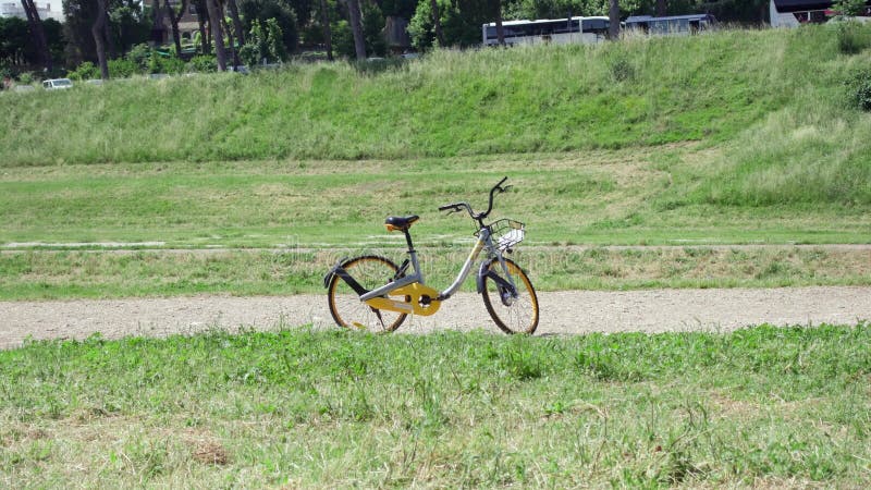 ROM, ITALIEN - CIRCA im Mai 2018: Stationless-oBike Fahrrad, das auf Zirkus Maximus in Rom, Italien steht