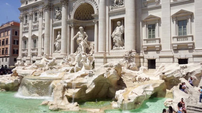 ROM, ITALIEN - CIRCA im Mai 2018: Trevi-Brunnen in der Mitte von Rom, Italien Wasser, das in Zeitlupe fließt