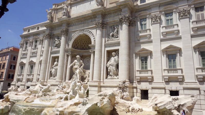 ROM, ITALIEN - CIRCA im Mai 2018: Trevi-Brunnen in der Mitte von Rom, Italien Wasser, das in Zeitlupe fließt