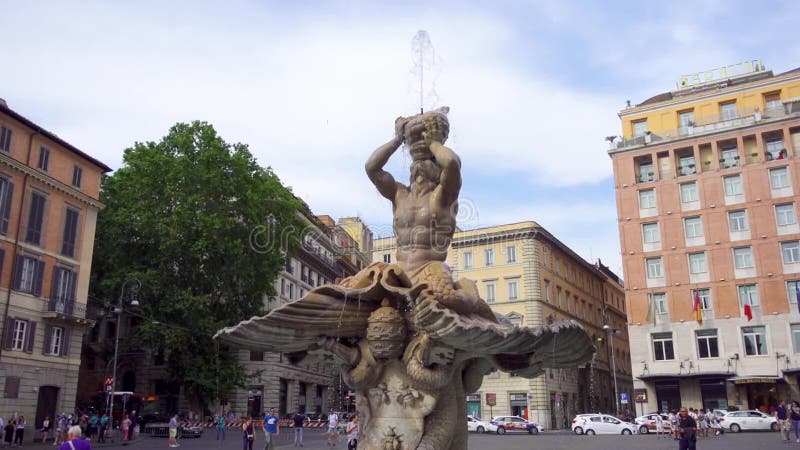 Rom, Italien - circa im Mai 2018: Triton-Brunnen in Barberini-Quadrat Schöne römische Architektur