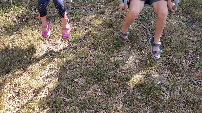 Rom Italien am 16. Juli 2020 : das junge Vorschulschwester- und Bruderspiel, das auf Kinder des Ständigen Schwankens schwingt, int stock footage
