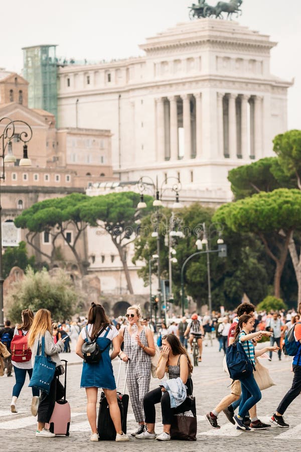 Rom, Italien Jung-Frauen-Touristen mit Kosmetikkoffer in der Nähe des Altars des Vaterlandes auf der Piazza Venezia stockfoto Rom, Italien Jung-Frauen-Touristen mit Kosmetikkoffer in der Nähe des Altars des Vaterlandes auf der Piazza Venezia stockfoto