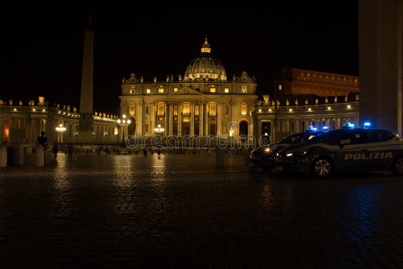 Rom, Italien - 31. Mai 2018: Polizeipatrouille schützt St Peter Quadrat und die des St Peter Basilika nachts stockbilder Rom, Italien - 31. Mai 2018: Polizeipatrouille schützt St Peter Quadrat und die des St Peter Basilika nachts stockbilder