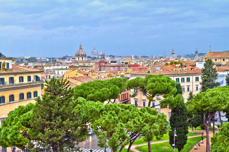 Rom-Panoramageb?udeabend Rom-Dachspitzenansicht mit alter Architektur in Italien bei Sonnenuntergang stockbilder Rom-Panoramageb?udeabend Rom-Dachspitzenansicht mit alter Architektur in Italien bei Sonnenuntergang stockbilder