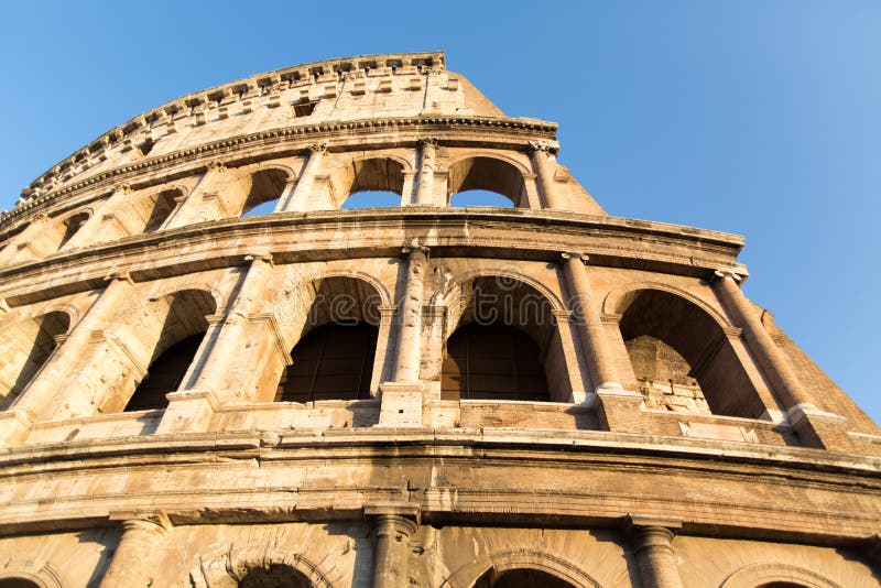 ROMA - 21 DE JULHO DE 2015: Grande Colosseum (coliseu), Roma, Itália imagens de stock royalty free ROMA - 21 DE JULHO DE 2015: Grande Colosseum (coliseu), Roma, Itália imagens de stock royalty free