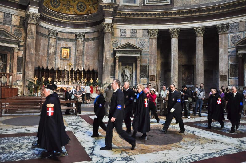 ROMA 6 DE NOVEMBRO: Membros a casa do couve-de-milão em Roman Pantheon em novembro 6,2010 em Roma, Itália. A casa do couve-de-milã fotografia de stock royalty free ROMA 6 DE NOVEMBRO: Membros a casa do couve-de-milão em Roman Pantheon em novembro 6,2010 em Roma, Itália. A casa do couve-de-milã fotografia de stock royalty free