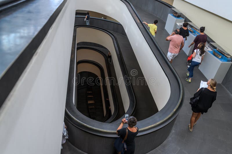 ROMA, ITALIA - AGOSTO DE 2018: Los turistas caminan a lo largo de las escaleras espirales antiguas a los museos del Vaticano fotografía de archivo libre de regalías ROMA, ITALIA - AGOSTO DE 2018: Los turistas caminan a lo largo de las escaleras espirales antiguas a los museos del Vaticano fotografía de archivo libre de regalías