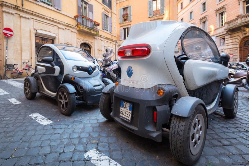 Roma, Italia - 9 de enero de 2019: Pequeños coches eléctricos Renault Twizy parqueado en la calle de la ciudad vieja en Roma foto de archivo Roma, Italia - 9 de enero de 2019: Pequeños coches eléctricos Renault Twizy parqueado en la calle de la ciudad vieja en Roma foto de archivo