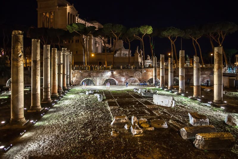 ROMA, ITALIA - 6 DE JUNIO DE 2016: Opinión de la noche de foros imperiales fotos de archivo ROMA, ITALIA - 6 DE JUNIO DE 2016: Opinión de la noche de foros imperiales fotos de archivo
