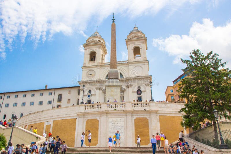 Roma, Italia - 30 de mayo de 2018: Vista de los pasos españoles, iglesia del dei Monti de Trinita y obelisco de Sallustian de la foto de archivo libre de regalías Roma, Italia - 30 de mayo de 2018: Vista de los pasos españoles, iglesia del dei Monti de Trinita y obelisco de Sallustian de la foto de archivo libre de regalías