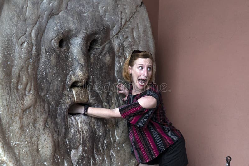 ROMA, ITALIA - 15 GIUGNO 2019 - turista che prova la bocca della maschera di verità fotografia stock libera da diritti ROMA, ITALIA - 15 GIUGNO 2019 - turista che prova la bocca della maschera di verità fotografia stock libera da diritti