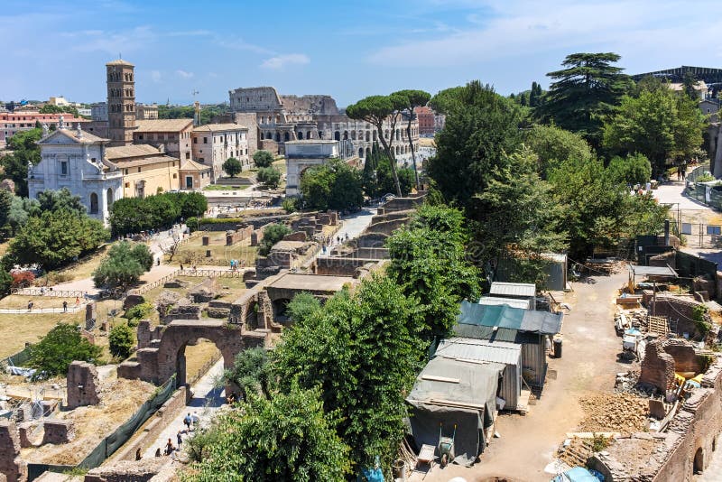 ROMA, ITALIA - 24 GIUGNO 2017: Vista panoramica dalla collina del palatino alle rovine di Roman Forum in città di Roma fotografie stock ROMA, ITALIA - 24 GIUGNO 2017: Vista panoramica dalla collina del palatino alle rovine di Roman Forum in città di Roma fotografie stock