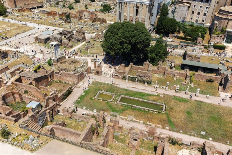 ROMA, ITALIA - 24 GIUGNO 2017: Vista panoramica dalla collina del palatino alle rovine di Roman Forum in città di Roma immagine stock libera da diritti ROMA, ITALIA - 24 GIUGNO 2017: Vista panoramica dalla collina del palatino alle rovine di Roman Forum in città di Roma immagine stock libera da diritti
