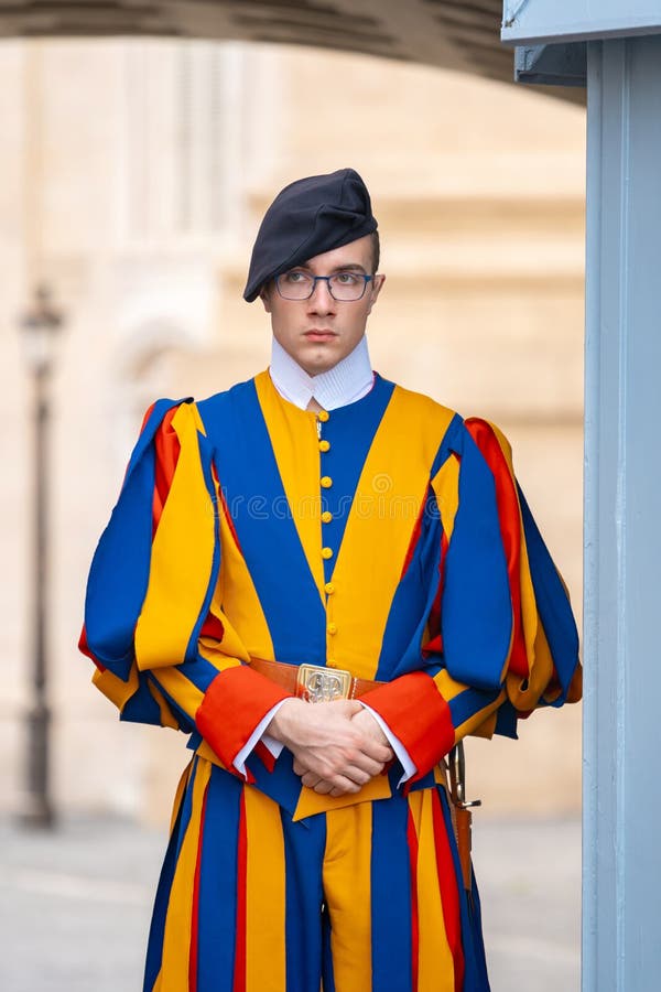 Roma, Italia - 29 10 2019: Miembro de la Pontificia Guardia Suiza, Vaticano foto de archivo Roma, Italia - 29 10 2019: Miembro de la Pontificia Guardia Suiza, Vaticano foto de archivo
