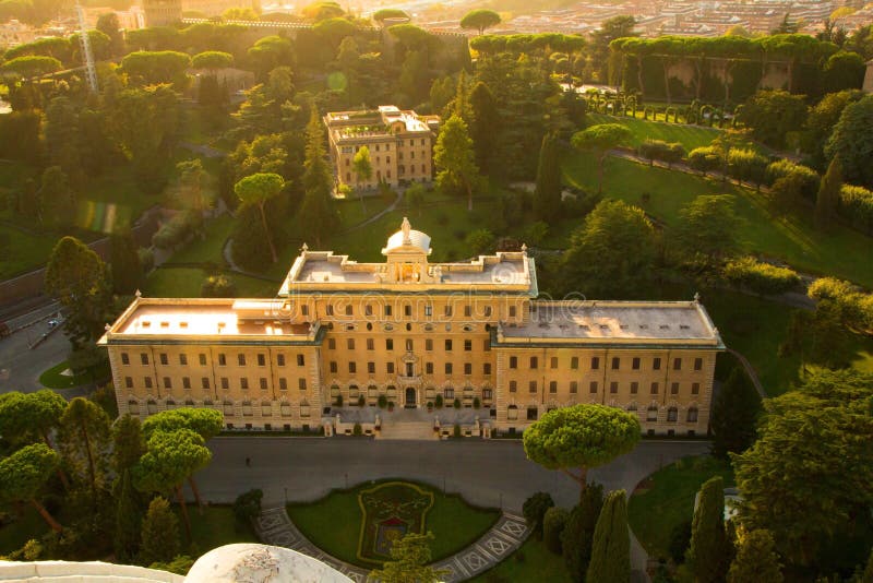 Roma, Italia - 13 settembre 2017: Vista aerea delle costruzioni e dei giardini del Vaticano dalla cupola della basilica del ` s d fotografia stock Roma, Italia - 13 settembre 2017: Vista aerea delle costruzioni e dei giardini del Vaticano dalla cupola della basilica del ` s d fotografia stock