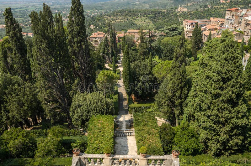 ROMA, ITALIE - AOÛT 2018 : Vue supérieure du parc avec des fontaines en villa d “Este dans Tivoli image libre de droits ROMA, ITALIE - AOÛT 2018 : Vue supérieure du parc avec des fontaines en villa d “Este dans Tivoli image libre de droits
