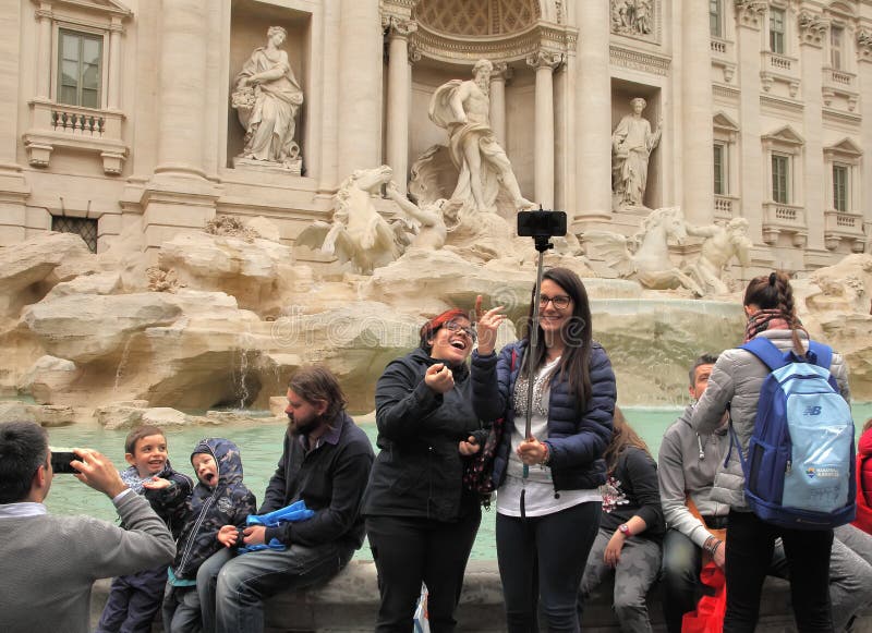 ROMA, ITÁLIA - 9 DE ABRIL DE 2016: Multidão de visita e de posi dos turistas imagem de stock royalty free ROMA, ITÁLIA - 9 DE ABRIL DE 2016: Multidão de visita e de posi dos turistas imagem de stock royalty free